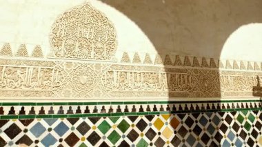 Granada, İspanya, 22 Kasım 2023 - Alhambra Sarayı - Granada, Anadalucia, İspanya 'daki Myrtles Nasrid Sarayı' nda döşeme tahtaları ve el yazısı oymalı arabesqueler