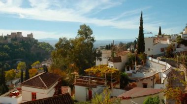 Alhambra Nasrid Sarayı ve Granada, Endülüs, İspanya 'daki Sacromonte Mahallesi. Moorish ihtişamı ve geleneksel cazibesinin bir karışımı.