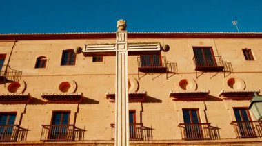 Granada, Endülüs, İspanya 'daki Abadia del Sacromonte, bir tepenin üzerindeki tarihi bir manastır, çarpıcı manzaralar ve dini mirasa kısa bir bakış sunuyor.