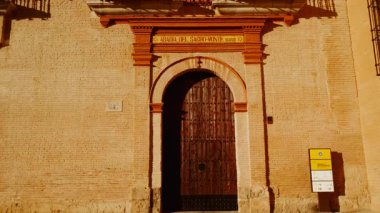 Granada, Endülüs, İspanya 'daki Abadia del Sacromonte, bir tepenin üzerindeki tarihi bir manastır, çarpıcı manzaralar ve dini mirasa kısa bir bakış sunuyor.