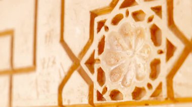 Granada, İspanya, 23 Kasım 2023 - Alhambra Sarayı - Granada, Anadalucia, İspanya 'daki Myrtles Nasrid Sarayı' nda el yazması geometrik şekiller ve çiçek motifleri