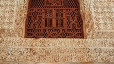 Grand ANADA, İspanya, 22 Kasım 2023 - Alhambra Sarayı - İki Kız Kardeş Salonu 'nun yıldız şeklinde muqarna tavanı, Aslanlar Sarayı Nasrid Sarayı, Granada, Andalucia, İspanya