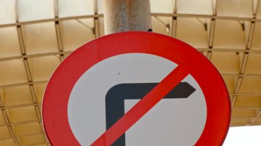 Geniş Sağa Döndürülmeyen trafik işareti