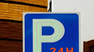 Görünürlük için aydınlatılan yön okuyla 24 Saat İşareti