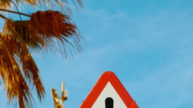 Genel Diğer Tehlike uyarı üçgen işareti açık mavi arkaplan karşı dikkat sembolü