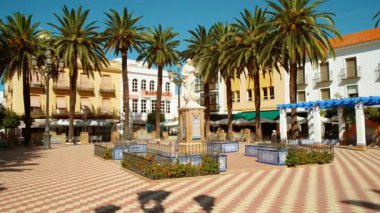 AYAMONTE, Huelva, İspanya, 23 Ekim 2023 - Plaza de la Laguna in Ayamonte, Huelva, Endülüs, İspanya, renkli binalar ve yerel geleneklerle çevrili canlı bir kasaba meydanı