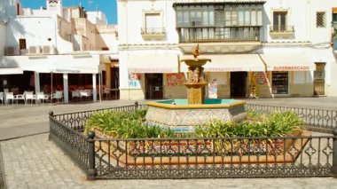 AYAMONTE, Huelva, İspanya, 23 Ekim 2023 - Plaza de la Coronacion in Ayamonte, Huelva, Andalucia, İspanya, canlı bir meydan, modern yaşam ve tarihsel cazibenin bir karışımıdır.