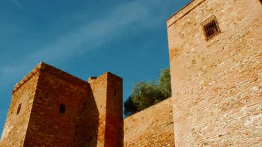 MALAGA, İspanya, 17 Kasım 2023 - Malaga, Andalucia, İspanya 'nın Alcazaba' sı, şehrin üzerinde bulunan ve tarih ve Müslüman kültürü ile demlenmiş çarpıcı bir Fas kalesi.