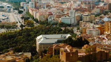 MALAGA, İspanya, 17 Kasım 2023 - Malaga, Endülüs, İspanya 'nın ünlü Malaga Katedrali de dahil olmak üzere genişleyen yerleşim bölgesinin çekimleri