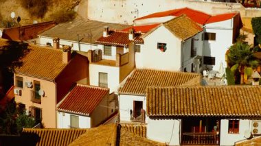 Albaicin, Albayzin, Granada, Andalucia, İspanya 'nın dörtte biri, günbatımı renkleriyle yıkanır, evlerin ve selvi ağaçlarının üzerine ışıldar.