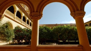 Granada, İspanya, 23 Kasım 2023 - Granada, Endülüs, İspanya 'daki San Jeronimo Manastırı Manastırı, zarif kemerler ve huzurlu bahçeler