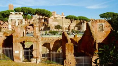 Roma, İtalya 'da gün batımında Foro Romano' nun göz kamaştırıcı manzarası. Milattan önce 7. yüzyılda inşa edilen forum, Roma toplumsal yaşamının merkeziydi.