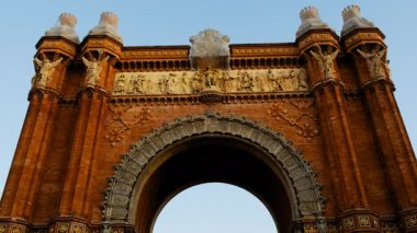 İspanya, Barcelona 'daki Zafer Takı. Karmaşık oymalar ve heykellerle dolu güzel bir kırmızı tuğla kemer. 1888 'de inşa edilmiş.