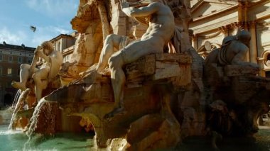 ROME, 2023 dolaylarında - Piazza Navona 'nın ve Roma, İtalya' daki fıskiyelerinin çekimleri. 15. yüzyılda inşa edilen Piazza, Barok mimarisinin çarpıcı bir örneğidir.
