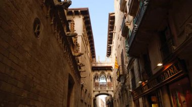 BARCELONA, 2023 dolaylarında - Pont del Bisbe, Barcelona, İspanya 'nın Gotik Mahallesi' nde bulunan çarpıcı Gotik tarzı bir köprü.