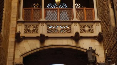 Pont del Bisbe, Barcelona, İspanya 'nın Gotik Mahallesi' nde yer alan ve çetrefilli taş işleriyle ünlü çarpıcı Gotik tarzı bir köprü.