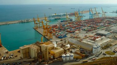 BARCELONA, 2023 dolaylarında - İspanya 'nın Barcelona Limanı, Avrupa' nın en yoğun limanlarından biri ve hem ticari hem de yolcu gemileri için büyük bir merkez olarak hizmet vermektedir.