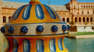 1929 yılında Anibal Gonzalez tarafından tasarlanan Ibero-Amerikan Sergisi için inşa edilen büyüleyici Plaza de Espana, Seville, Endülüs, İspanya