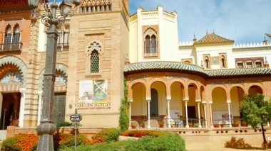 SEVILLE, 2023 dolaylarında - Pabellon Mudejar, Parque Maria Luisa, Seville, Endülüs, İspanya, güzel Fas esinlenilmiş bina, süslü fayanslar, şimdi bir sanat müzesine ev sahipliği yapıyor