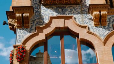 SEVILLE, 2023 dolaylarında - Edificio Pedro Roldan, eski çeyrek, Seville, Endülüs, İspanya, karmaşık görünüşlü tarihi bir bina, geleneksel Endülüs cazibesini sergiliyor