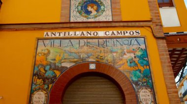 SEVILLE, circa 2023 - Calle Antillano Campos, Triana, Seville, Endülüs, İspanya, geleneksel evleri, kafeleri ve dükkanları olan büyüleyici cadde