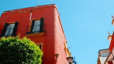 SEVILLE, circa 2023 - Triana Quarter, Seville, Endülüs, İspanya, pitoresk nehir kenarı mahallesi, canlı atmosferi, tapas barları ve geleneksel evleri ile tanınır.