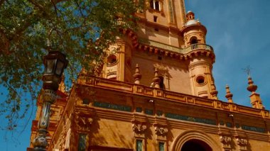 SEVILLE, circa 2023 - Endüstriyel Plaza de Espana, Seville, Endülüs, İspanya, 1929 Ibero-Amerikan Sergisi için inşa edildi, Anibal Gonzalez tarafından tasarlandı.