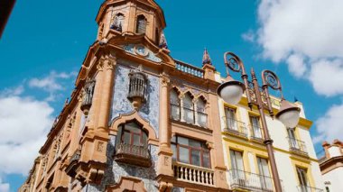 SEVILLE, circa 2023 - Antigua Plaza del Pan, Seville, İspanya, tarihle dolu antika bir meydan, dükkanlar ve kafelerle dolu, ve hareketli bir yerel manzara