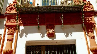 SEVILLE, circa 2023 - Triana Quarter, Seville, Endülüs, İspanya, pitoresk nehir kenarı mahallesi, canlı atmosferi, tapas barları ve geleneksel evleri ile tanınır.