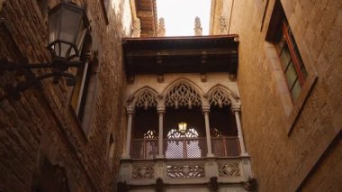 Ponte del Bisbe, Barcelona, İspanya 'nın Gotik Mahallesi' nde yer alan ve çetrefilli taş işleriyle ünlü çarpıcı Gotik tarzı bir köprü.