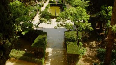 SEVILLE, İspanya, 10 Mayıs 2023 - Gerçek Alcazar, Seville, İspanya Bahçeleri, çeşmeleri, havuzları ve çeşitli bitki örtüleri olan yemyeşil, sarayda bir cennet