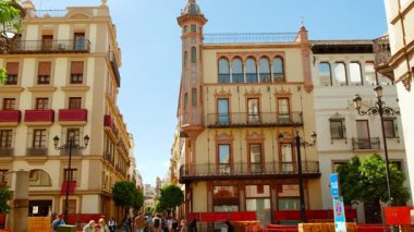 SEVILLE, İspanya, 10 Mayıs 2023 - Santa Cruz bölgesi, Seville, İspanya, büyüleyici labirent benzeri bölge, dar sokaklar, portakal ağaçları ve geleneksel Endülüs evleri