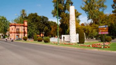 SEVILLE, İspanya, 10 Mayıs 2023 - The Glorieta de los Marineros ve Punto de Informacion Turistica Costurero de la Reina Seville, İspanya 'da Parque de Maria Luisa' nın yanında