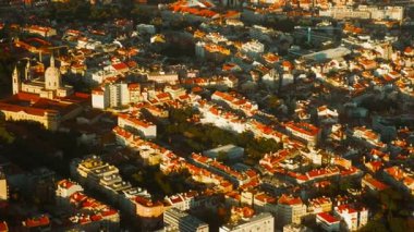 LISBON, Portekiz, 20 HAZİRAN 2023 - Lizbon, Portekiz şehir merkezindeki hava günbatımı manzarası kentsel yaşamın, alacakaranlık büyüsünün ve canlı şehir manzarasının enfes bir karışımını yarattı