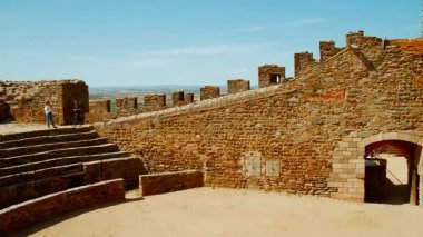 MONSARAZ, Portekiz, 25 HAZİRAN 2023 - Monsaraz Şatosu, Alentejo, Portekiz, taş nöbetçi, tarihte uzun, zengin, hayranlık uyandıran manzaralara hükmeden