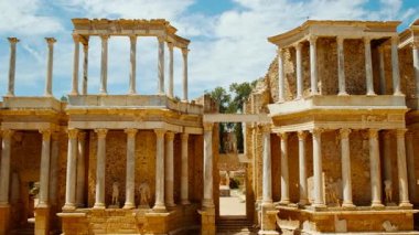 MÖ 15 'in etkileyici bir Roma kalıntısı olan Merida, Extremadura, İspanya amfitiyatrosu İspanyol güneşi altındaki antik gladyatör dramlarının öykülerini fısıldıyor.