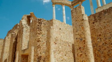 MÖ 15 'in etkileyici bir Roma kalıntısı olan Merida, Extremadura, İspanya amfitiyatrosu İspanyol güneşi altındaki antik gladyatör dramlarının öykülerini fısıldıyor.