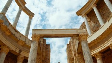 MÖ 15 'in etkileyici bir Roma kalıntısı olan Merida, Extremadura, İspanya amfitiyatrosu İspanyol güneşi altındaki antik gladyatör dramlarının öykülerini fısıldıyor.