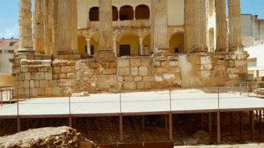 Diana Tapınağı, Merida, Extremadura, İspanya, İ.Ö. 1 yılına dayanan heybetli Roma yadigarı ayakta duruyor, modern kentsel yaşamın ortasındaki tarihi ihtişamı simgeliyor.