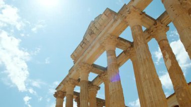 Diana Tapınağı, Merida, Extremadura, İspanya, İ.Ö. 1 yılına dayanan heybetli Roma yadigarı ayakta duruyor, modern kentsel yaşamın ortasındaki tarihi ihtişamı simgeliyor.