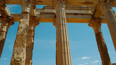 Diana Tapınağı, Merida, Extremadura, İspanya, İ.Ö. 1 yılına dayanan heybetli Roma yadigarı ayakta duruyor, modern kentsel yaşamın ortasındaki tarihi ihtişamı simgeliyor.