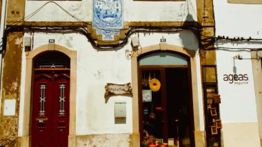 CASTELO de VIDE, Portekiz, 25 HAZİRAN 2023 - Castelo de Vide, Alentejo, Portekiz 'in beyazlatılmış caddeleri, tuhaf bir cazibe örgüsü, tarihte sırılsıklam olmuş ve sükunetle boyanmış