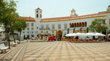 ELVAS, Portekiz, 25 Haziran 2023 - Praca da Republica Meydanı, Elvas, Alentejo, Portekiz, tarihi, kültürü ve yerel faaliyetlerle dolu canlı bir yaşam merkezi