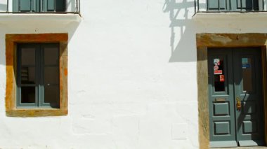 MONSARAZ, Portekiz, 25 Haziran 2023 - Monsaraz, Evora, Alentejo, Portekiz 'de beyazlatılmış evler, sonsuz cazibe ve sükunet arasında pırıl pırıl beyaz sokaklarda huzurlu bir yolculuk