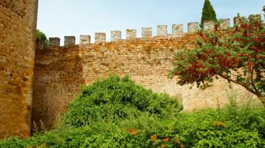 Vila Vicosa Şatosu, Portekiz, ortaçağ savunmasının simgesi, zaman testinden geçmiş ihtişam ve tarihi rezonansla şehrin üzerinde yükseliyor.