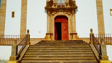 Igreja Matriz Santa Maria da Devesa Kilisesi, Castelo de Vide, Portekiz, inancın, sanatın ve Alentejo mirasının ebedi simgesi olarak duruyor.