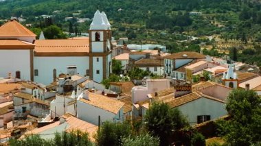 Castelo de Vide, Alentejo, Portekiz 'in beyaz yıkanmış caddelerinde dolaşarak büyüleyici bir tarih ve güzellik labirenti yolculuğuna çıktı.