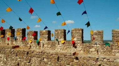 LEIRIA, Portekiz, 11 Temmuz 2023 - Portekiz, Leiria Şatosu, panoramik manzaralı ve ortaçağ mimarisi 1195 yılında inşa edilmiş büyüleyici bir kale