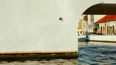 AVEIRO, Portekiz, 15 Temmuz 2023 - Portekiz, Aveiro kanallarında Moliceiro tekne gezisi, Venedik cazibesini yansıtan ilginç binalar ve köprüler