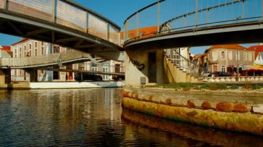 AVEIRO, Portekiz, 15 Temmuz 2023 - Portekiz, Aveiro kanallarında Moliceiro tekne gezisi, Venedik cazibesini yansıtan ilginç binalar ve köprüler